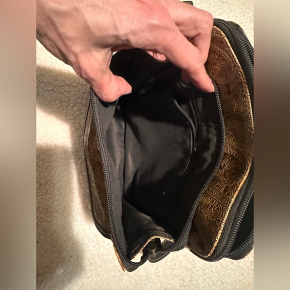 Relic Quality Brand by Fossil tooled faux leather cross body purse vegan - Picture 8 of 16